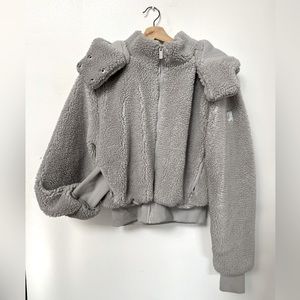 Alo foxy Sherpa in “dove grey”